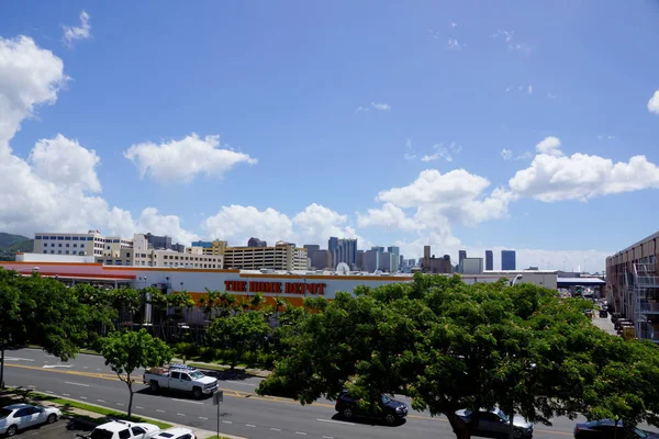 Oahu Home Depot i city med downtown i fjärran — Stockfoto