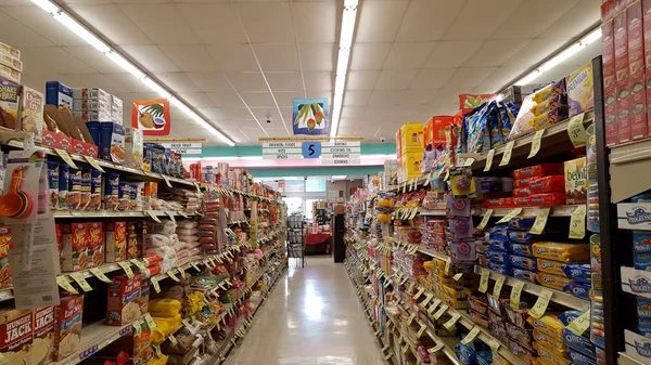 Przy przejściu żywności wewnątrz supermarketu Shima — Zdjęcie stockowe