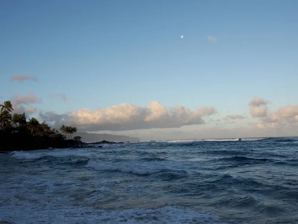 Alvorada bonita sobre o oceano com ondas batendo em rochas alo — Fotografia de Stock