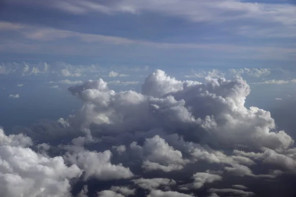 Flauschige Wolken am blauen Himmel über dem Ozean — Stockfoto