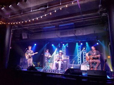 Müzisyenler teksen ve John Cruz oynamak gitar ve sahnede şarkı