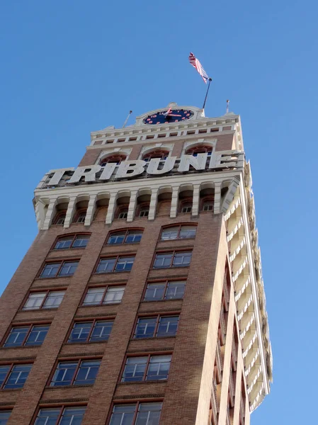 Oakland Tribune klokkentoren met Usa vlag — Stockfoto