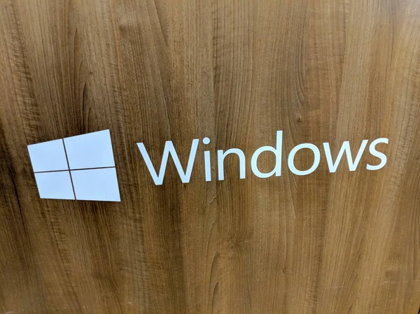 Logotipo de Microsoft Windows en panel de grano de madera — Foto de Stock