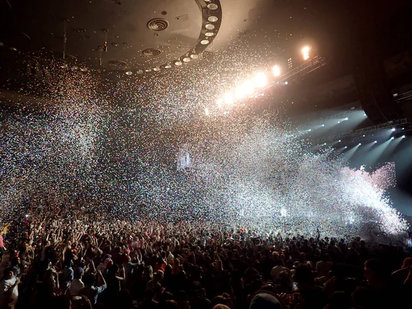 Confetti vliegt in de lucht tijdens het toeval de rapper concert — Stockfoto