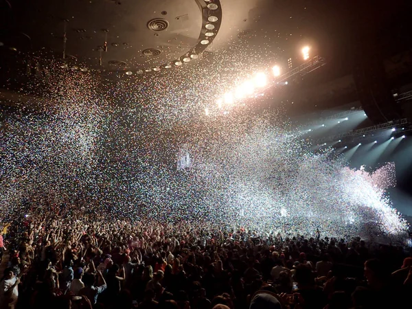 Confetti Vuela en el aire durante la Posibilidad de que el Rapero Concierto —  Fotos de Stock