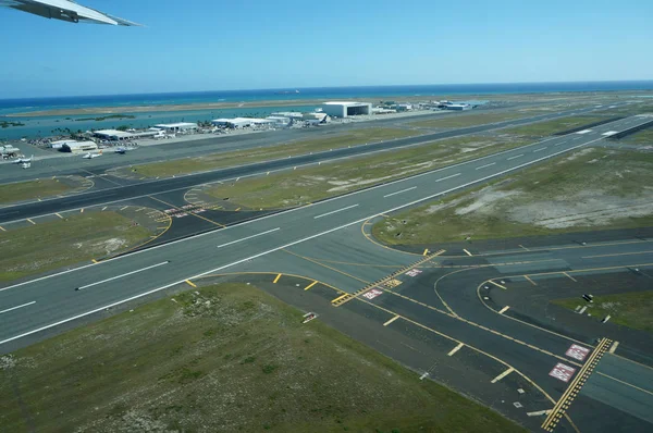 Vista aérea de la pista del aeropuerto en el aeropuerto internacional de Honolulu — Foto de Stock