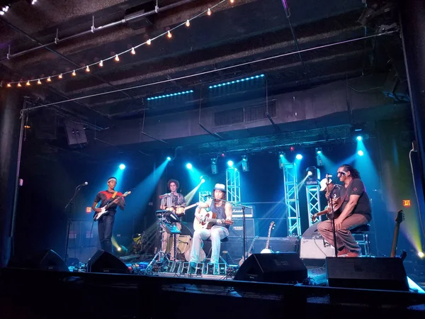 Musiker Tavana und John Cruz spielen Gitarre und singen auf der Bühne — Stockfoto