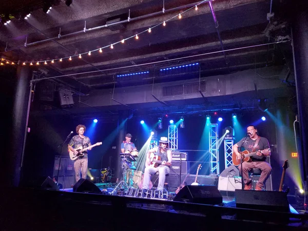 Músicos Tavana y John Cruz tocan la guitarra y cantan en el escenario — Foto de Stock