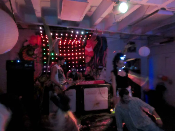 Zespół gra na scenie jako ludzie party w Underground Charity conce — Zdjęcie stockowe