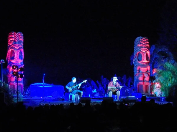 Willie K toca en el escenario en Sea Life Park —  Fotos de Stock