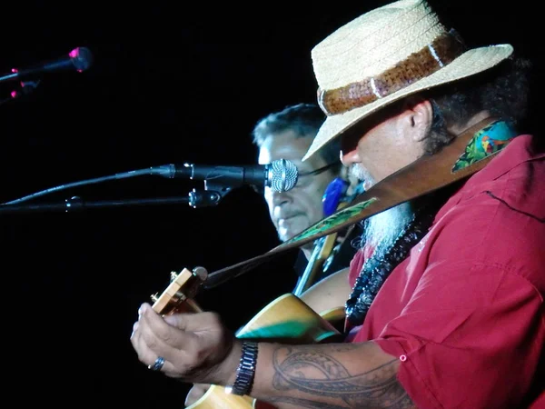 Willie K plays on stage at Sea Life Park — Stock Photo, Image