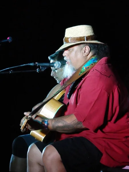 Willie K plays on stage at Sea Life Park — Stock Photo, Image