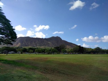 Kapiolani Parkı 'nda Elmas Kafa ve Oahu, Hawaii' de bulutlar var..