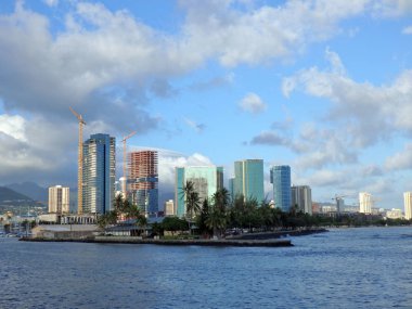 Kewalo Havzası noktası, İnşaat vinçleri ve çevresindeki kınamak bir güzel Oahu, Hawaii günde.