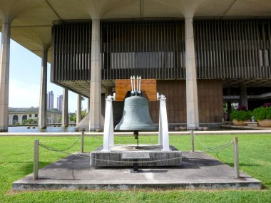 Özgürlük Çanı Hawaii eyalet başkenti önünde. 1950 yılında, Amerika Birleşik Devletleri departman çeşitli özel şirketler tarafından yardımlı hazine Paccard döküm Annecy-le-Vieux, Fransa, Özgürlük Çanı'nı 55 tam boyutlu kopyaları oyuncular için seçilmiştir..