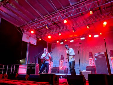 Elijah Ray ve Ron Artis II gerçekleştirir sahnede