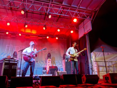 Elijah Ray ve Ron Artis II gerçekleştirir sahnede