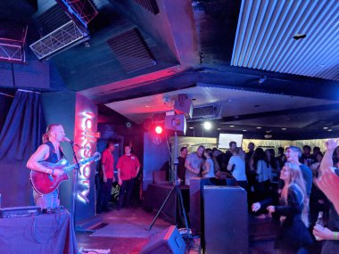 Elijah Ray Sahne Alanı'nda sörfçü Bar gerçekleştirir