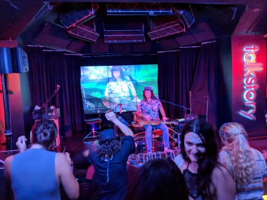 Sahne Alanı'nda sörfçü Bar tavana gerçekleştirir