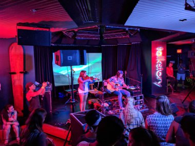 Tavana ve rüzgarlı Weathers gerçekleştirir sahne alanı'nda sörfçü Bar