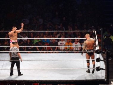 WWE güreşçi Rusev ve güreşçi Randy Orton savaşmaya hazır stand
