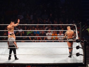 WWE güreşçi Rusev ve güreşçi Randy Orton savaşmaya hazır stand