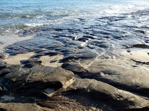 Roccia Lavica Sabbia Onde Sulla Spiaggia Oahu Hawaii — Foto Stock