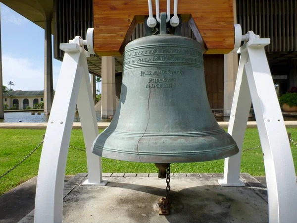 Close Liberty Bell Front Hawaii State Capitol 1950 United States — Stock Photo, Image