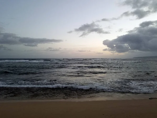 Águas oceânicas onduladas rasas de Camp Mokuleia Beach — Fotografia de Stock