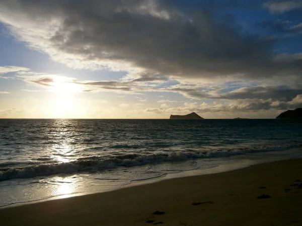 Vroege ochtend zonsopgang op Waimanalo Beach — Stockfoto