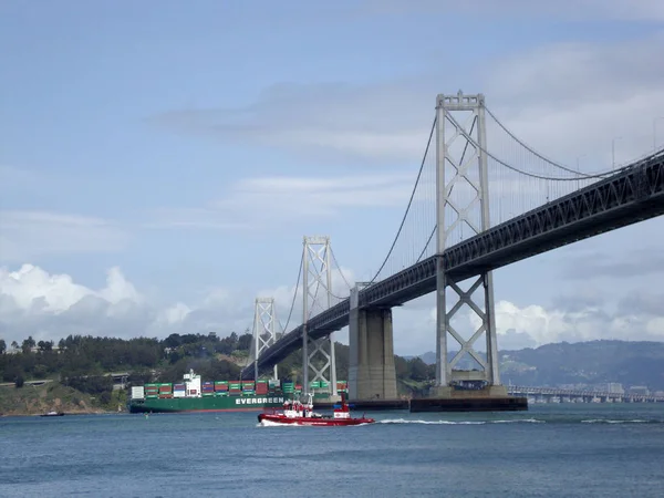 Nákladní loď a požárního člunu proplout pod San Francisco straně Ba — Stock fotografie