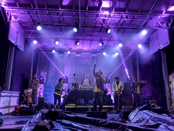 Dj drez and good crush performt auf der Bühne während eines Konzertabends — Stockfoto