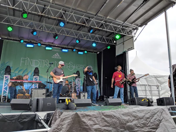 Dread Ashanti toca música en el escenario al aire libre — Foto de Stock