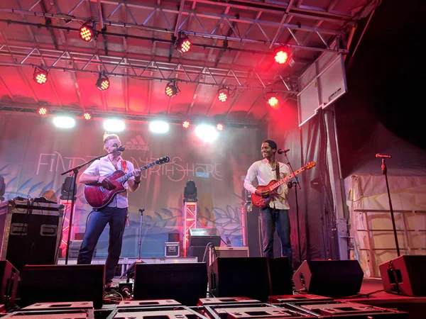 Elijah Ray y Ron Artis II actúan en el escenario — Foto de Stock