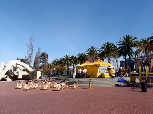 Jamba Juice Booth avec des bicyclettes fixes promouvant le produit — Photo