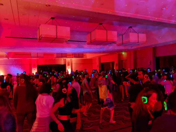 Menschen tanzen bei Disco-Tanzparty — Stockfoto
