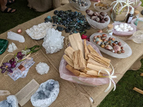 Dřevo, kameny a krystaly na prodej na stole — Stock fotografie