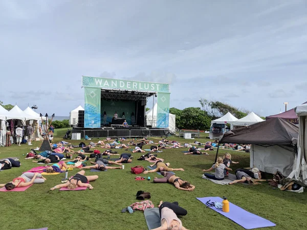 La gente se estira en la clase de yoga Catch the Vision al aire libre — Foto de Stock