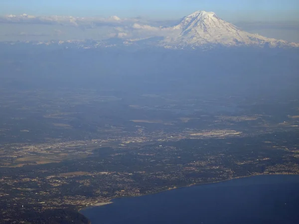 Havadan görünümü Seattle sahil ve Mount Rainier görünür — Stok fotoğraf