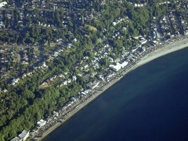 Luchtfoto van kust Seattle met bomen, gebouwen en wegen — Stockfoto