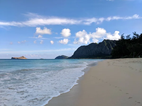 Praia de Waimanalo olhando para a ilha de Coelho e ilha de Rock — Fotografia de Stock