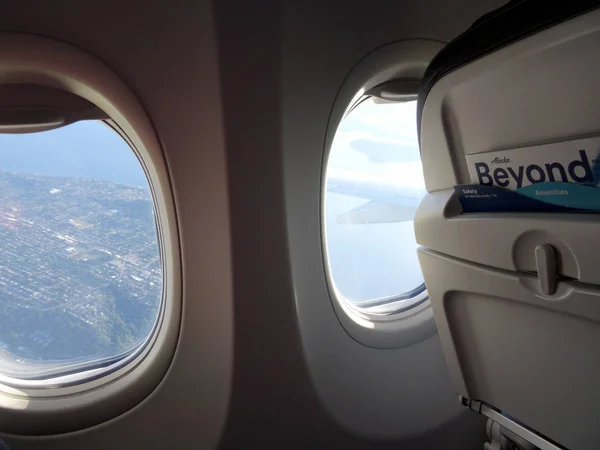 Vista aérea de Seattle para fora da asa do avião da Alaska Airlines — Fotografia de Stock