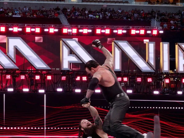 WWE Wrestler the Undertaker jumps off the ropes towards Bray Wya — Stock Photo, Image