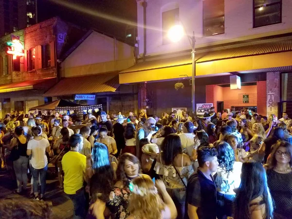 La gente pasa el rato y la fiesta en la calle en Chinatown — Foto de Stock