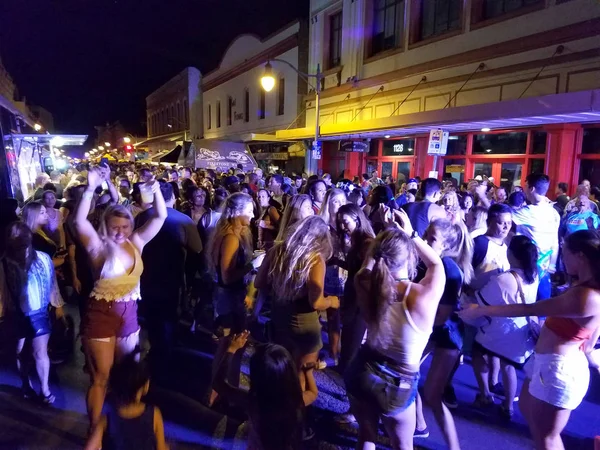 La gente pasa el rato y la fiesta en la calle en Chinatown — Foto de Stock