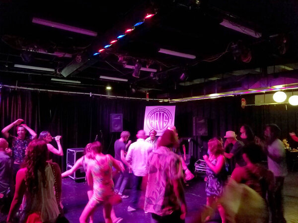 Диджей Ник крутит виниловые пластинки, пока люди танцуют в The Art at
