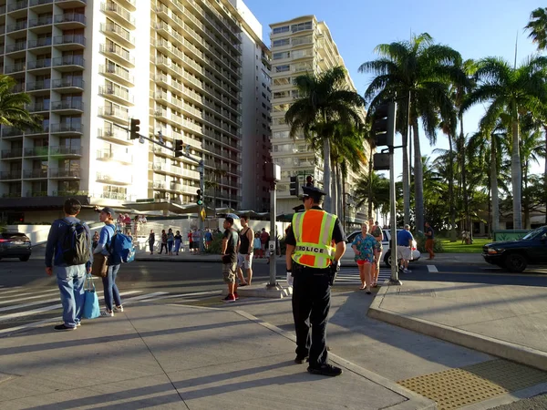 Policjant ruchu bezpośrednio w Waikiki — Zdjęcie stockowe