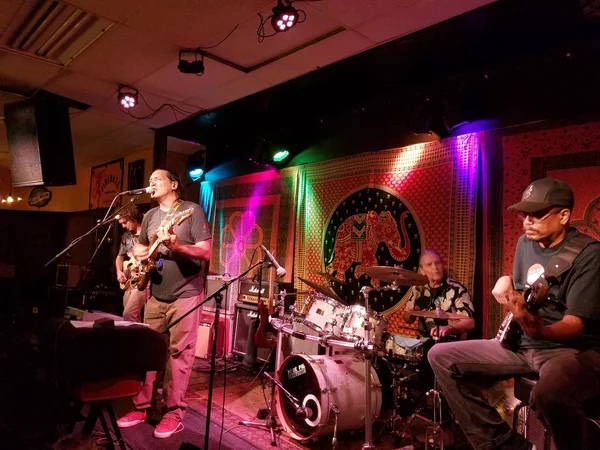 John Cruz Jams dengan Band di atas panggung — Stok Foto