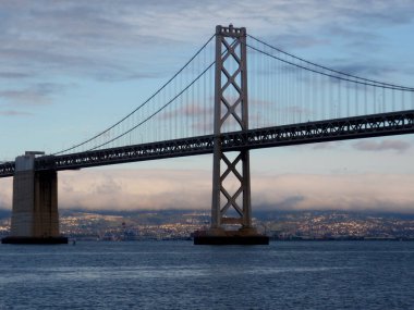 san francisco defne köprü ile oakland uzakta açık bir günde tarafında.