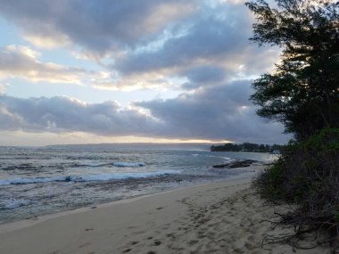 Kamp Mokuleia Beach alacakaranlıkta